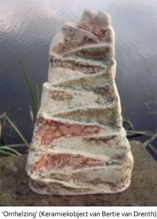 'Omhelzing' (Keramiekobject van Bertie van Drenth)