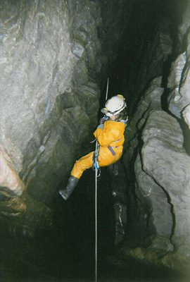 Monique in de Grotte du Rouge Thier (Adzeux, Belgi�)