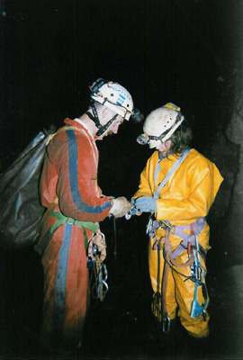 Piet en Monique in de ingang van de Grotte du Rouge Thier
