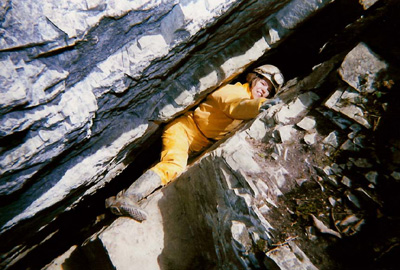 Monique in de ingang van de Grotte Prehistorique de Waerimont (Rochefort, Belgi�)