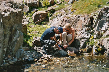 Maarten en Pieter aan het werk met de Katadyn Pocket