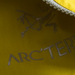 Het Arc'Teryx Alpha FL jacket is voorzien van een reflecterend logo.