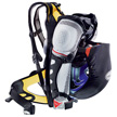 Aan de buitenkant van de Deuter Attack kan een veelheid aan materialen worden gehangen dankzij de meegeleverde straps en helmhouder.