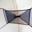 Handige opbergruimte in de nok van de tent.