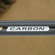 Door gebruik te maken van carbon is de stok bijzonder lciht en vangt hij tevens trillingen op.