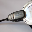 Dankzij een USB-verbinding kan data naar de PC worden gestuurd en het horloge worden opgeladen.