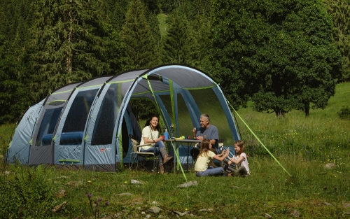 Kampeervakanties met het gezin in de innovatieve gezinstenten van Coleman met BlackOut Bedroom
