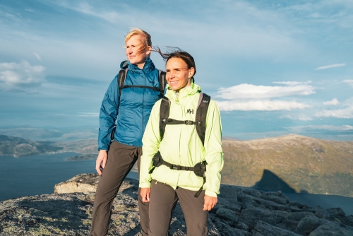 Helly Hansen toont in nieuwe SS25 campagne hoe gedeelde uitdagingen mensen verbinden